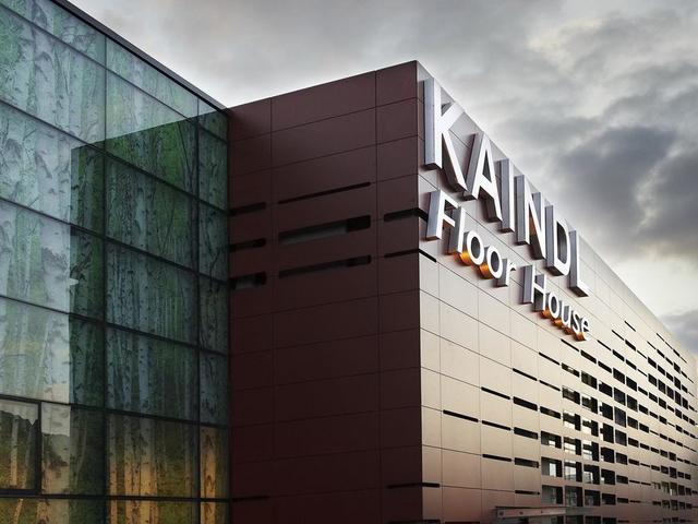 [Translate to Englisch:] Ansicht des Kaindl Floor House, Ausstellungsraum für Bodenbeläge und Interior-Produkte mit digitalem Planungskonzept. (Thema: Floor House, Entität: Unternehmensbereich, Kontext: Präsentation und Beratung)