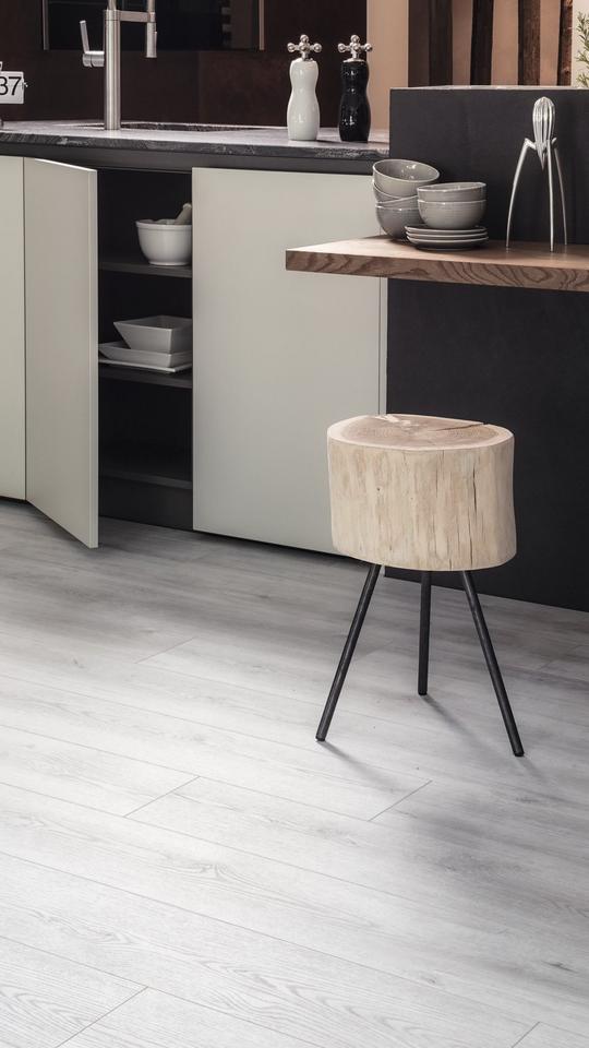 Raumaufnahme Küche Laminatboden Natural Touch K4422 Eiche Evoke Concrete RI