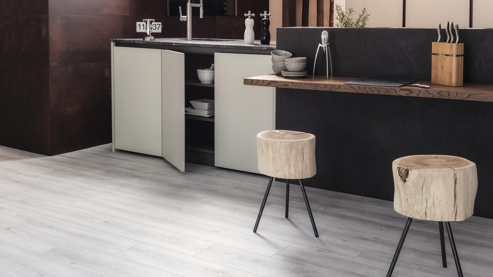 Raumaufnahme Küche Laminatboden Natural Touch K4422 Eiche Evoke Concrete RI