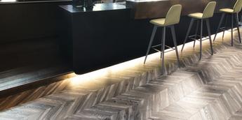 Raumaufnahme Bar Laminatboden Natural Touch K4439 Eiche Fortress Kornborg