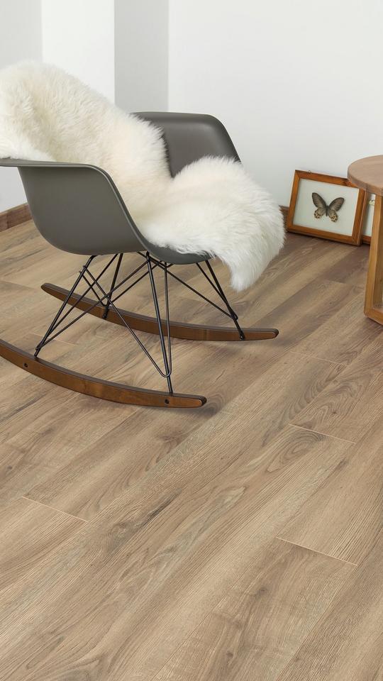 Raumaufnahme Wohnzimmer Laminatboden Classic Touch 37844 Eiche Marineo AT