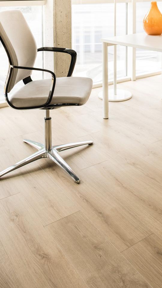 Raumaufnahme Arbeitszimmer Laminatboden Natural Touch K4420 Eiche Evoke Classic RI