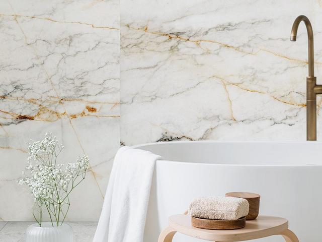 [Translate to Englisch:] Badezimmer mit wasserfester Wandverkleidung in Marmoroptik, integriert in zeitgemäßes Interior Design. (Thema: Platten, Entität: Wasserfeste Wandverkleidung, Kontext: Anwendungsbeispiel)