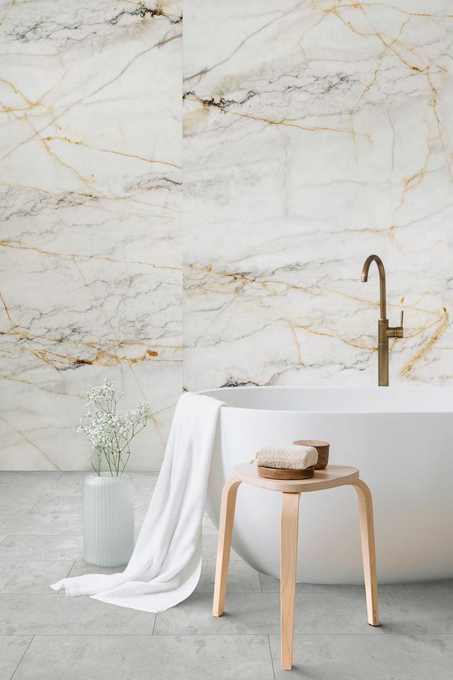 Badezimmer mit wasserfester Wandverkleidung in Marmoroptik, integriert in zeitgemäßes Interior Design. (Thema: Platten, Entität: Wasserfeste Wandverkleidung, Kontext: Anwendungsbeispiel)