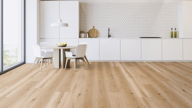[Translate to Englisch:] Heller Laminatboden in einer modernen Küche und Essbereich-Umgebung, geeignet für vielfältige Raumkonzepte. (Thema: Bodenbeläge, Entität: Böden, Kontext: Produktanwendung)