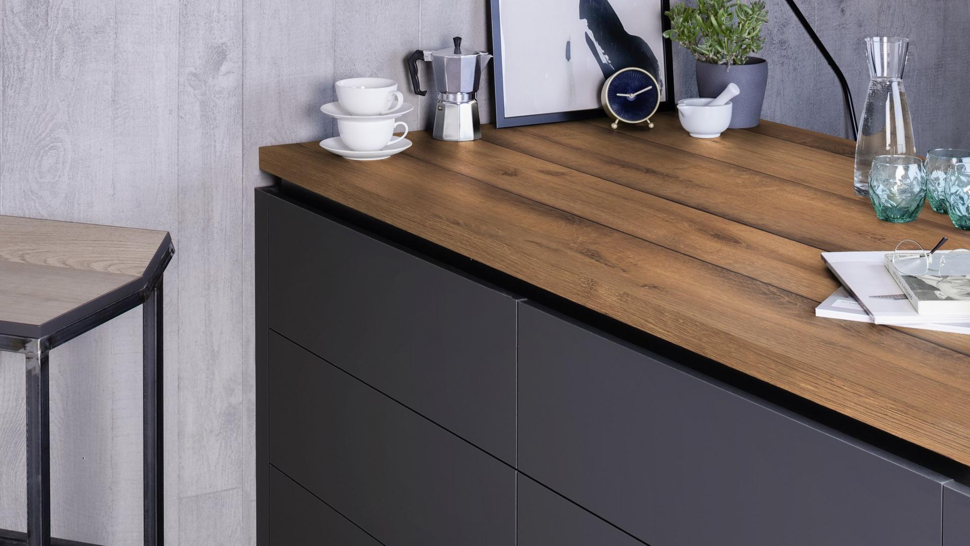 Oak Antique Expressive